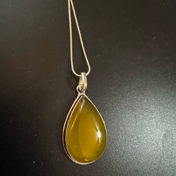 Elegant Amber Teardrop Pendant Necklace - Picture 4 of 4